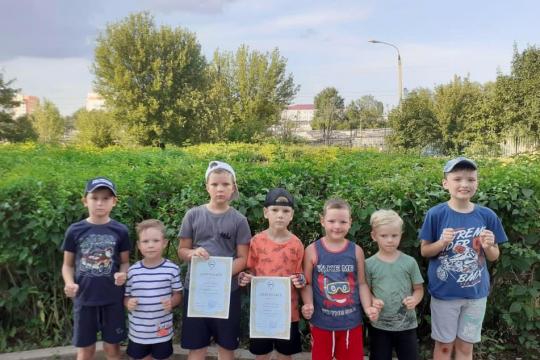 Вручение сертификатов с майского экзамена продолжается.